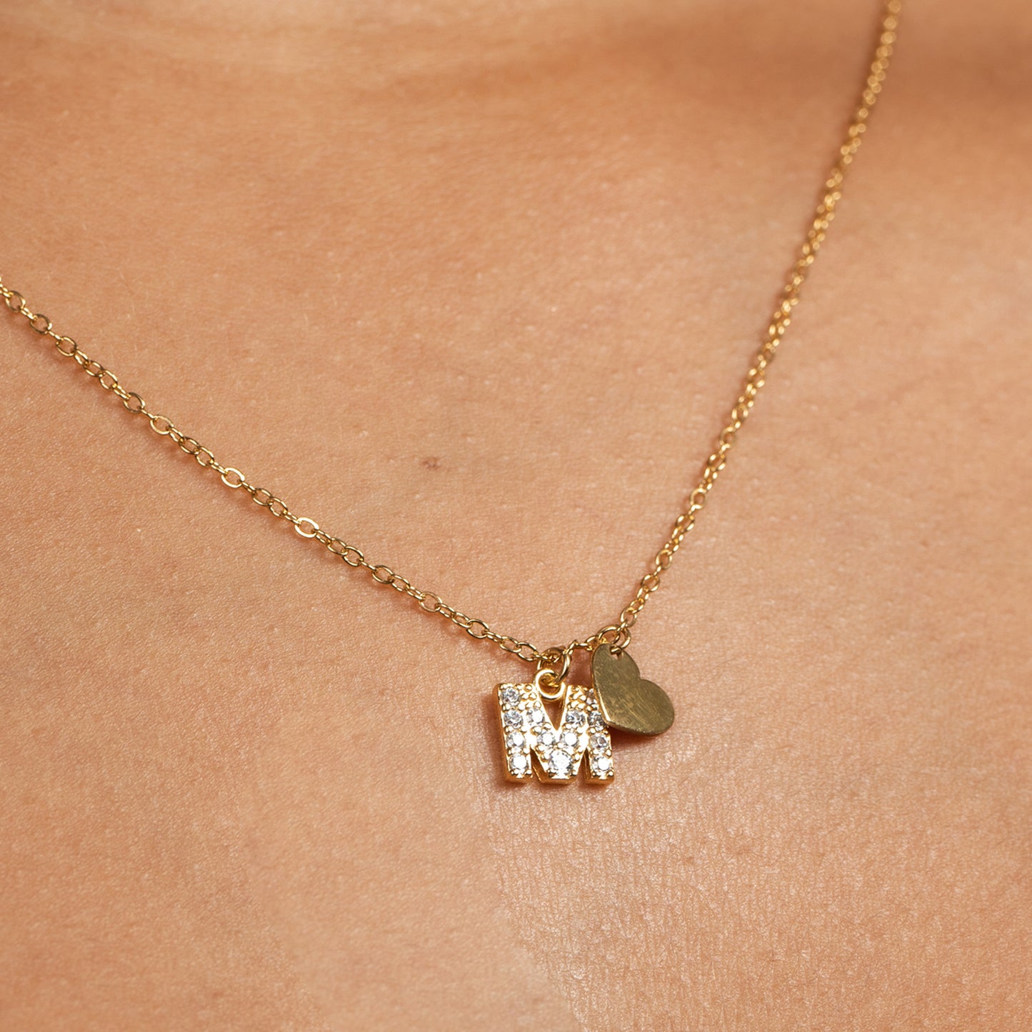 Collar letra M baño en oro con circonitas blancas