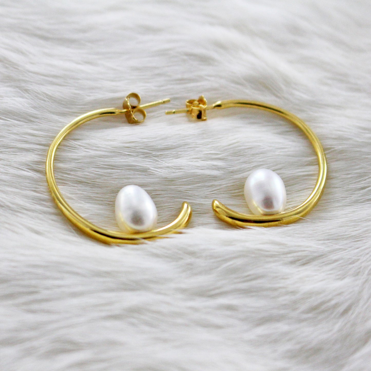 Pendientes media luna con perla baño oro