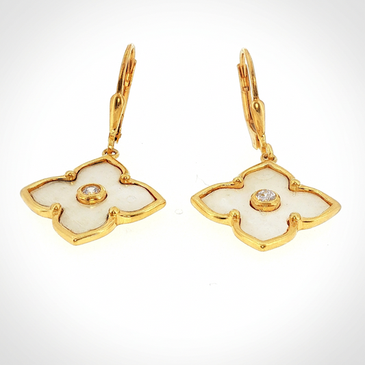 Pendientes de Plata con Baño de Oro – Diseño Trébol Nácar y Circonita