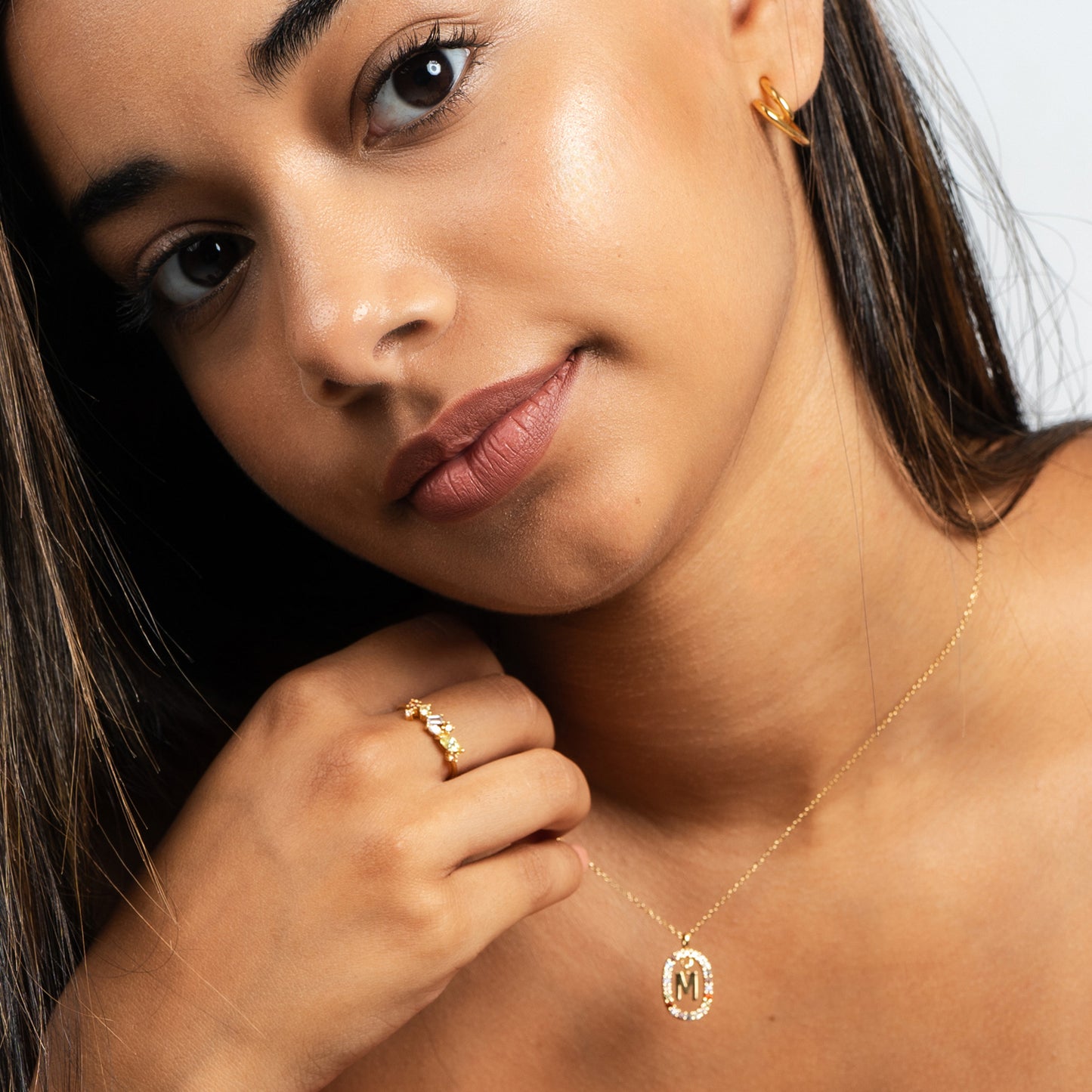 Collar Inicial M en Marco de Circonitas de Colores - Plata de Ley Baño de Oro