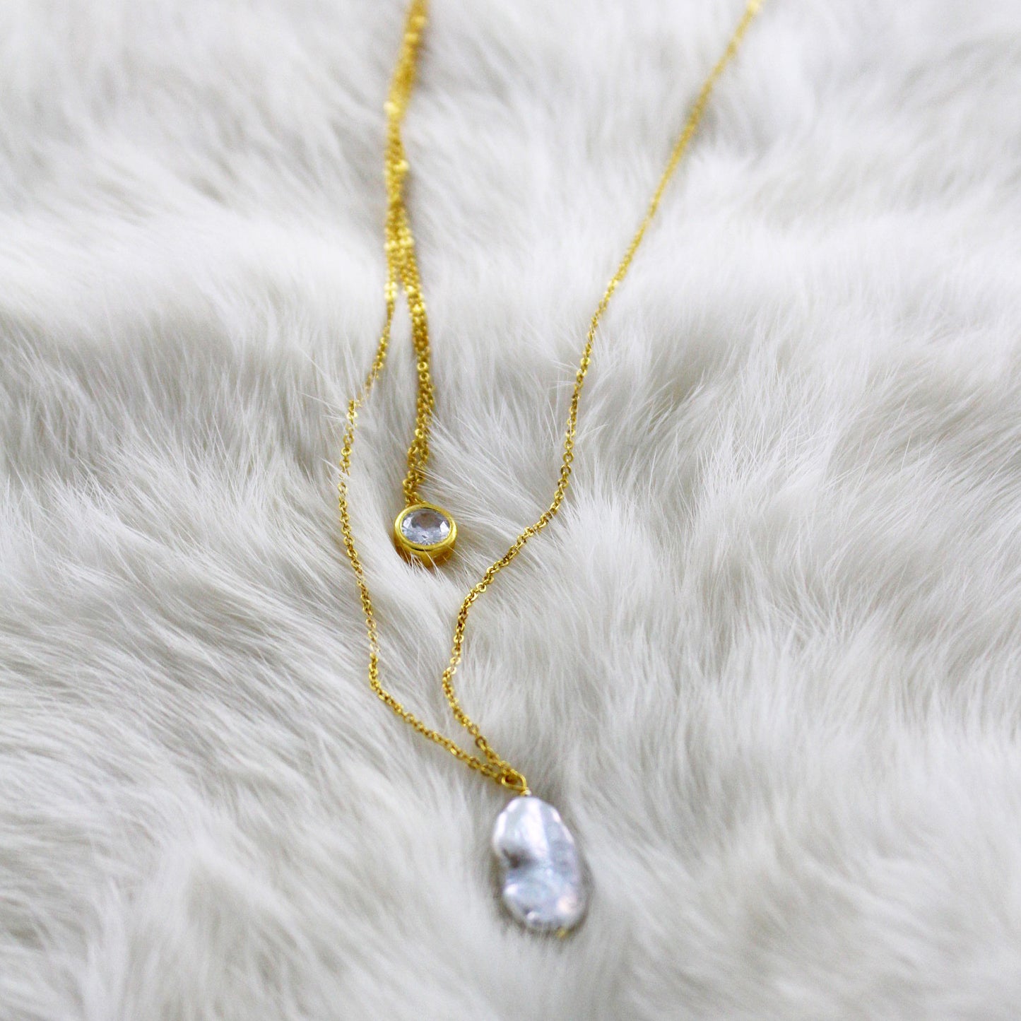 Gargantilla con perla barroca y una circonita baño en oro