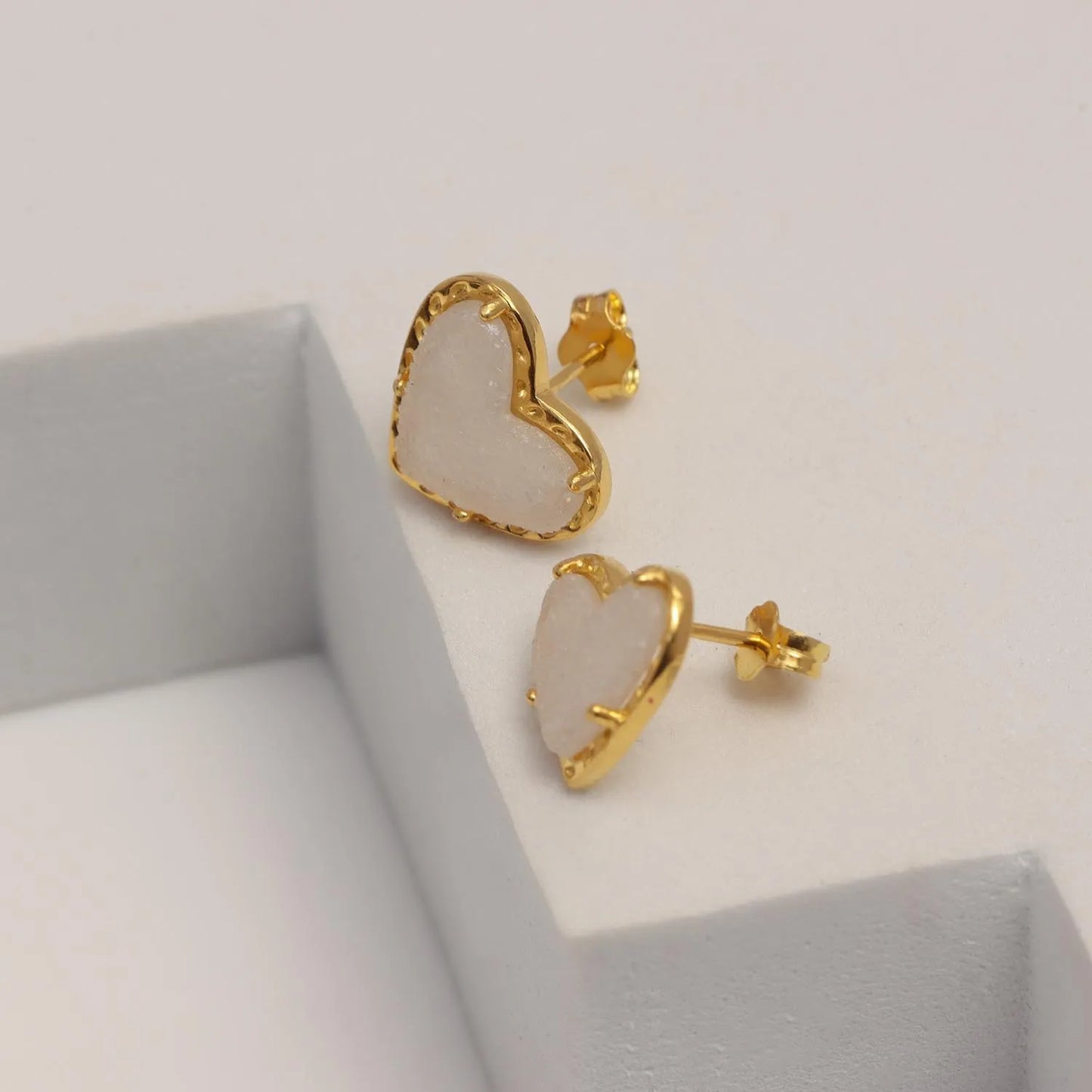 Pendientes de corazón con drusa blanca