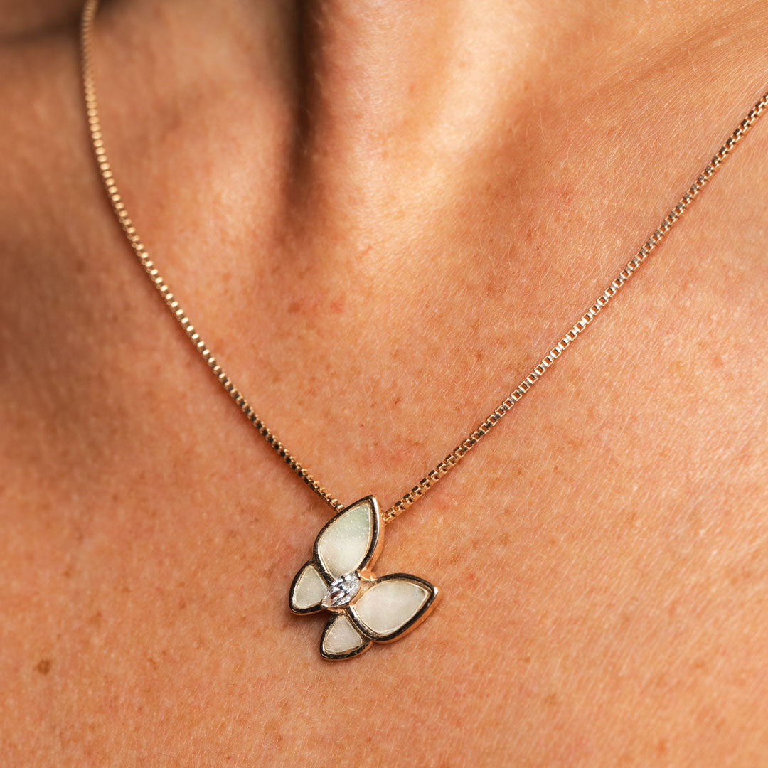 Collar con colgante de mariposa