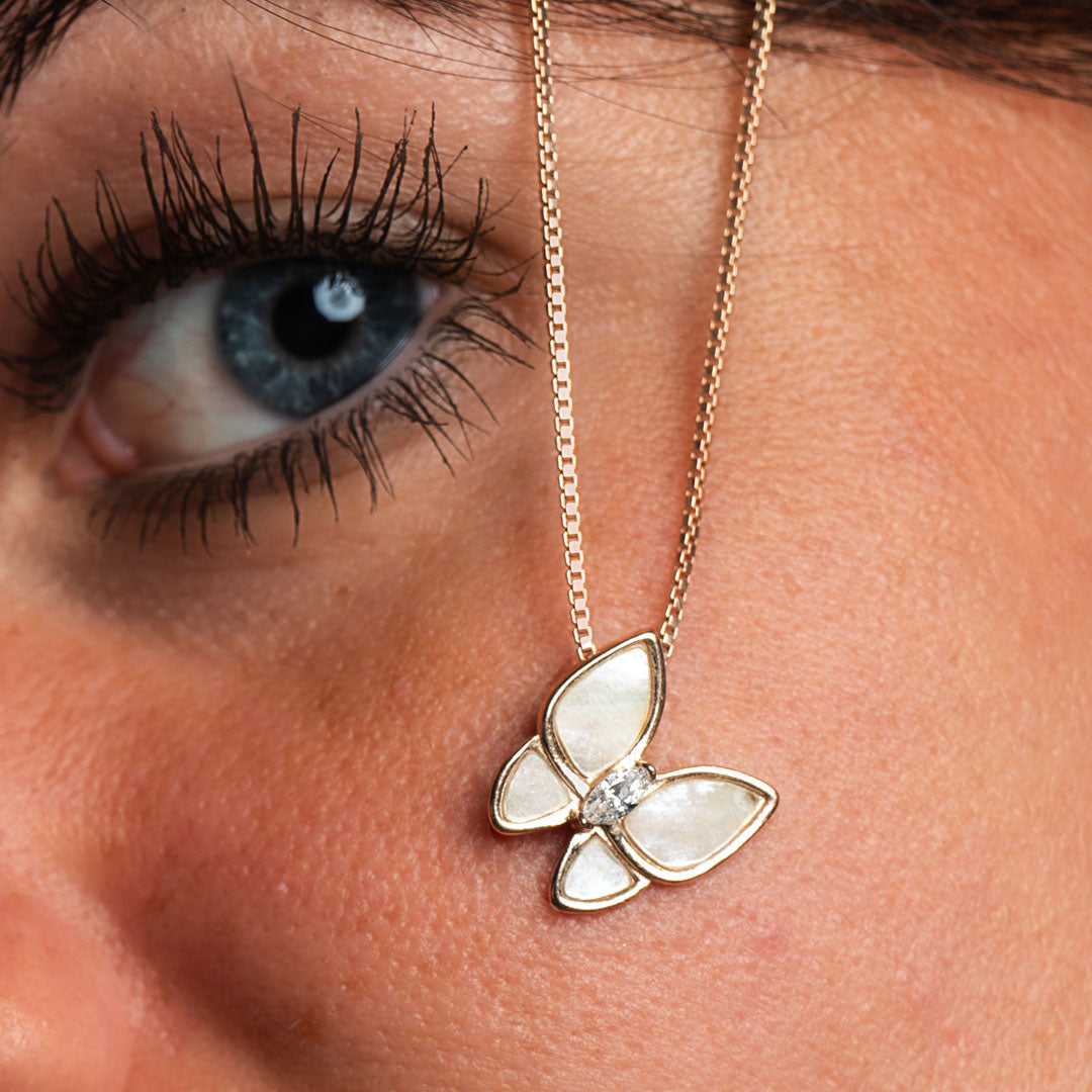 Collar con colgante de mariposa