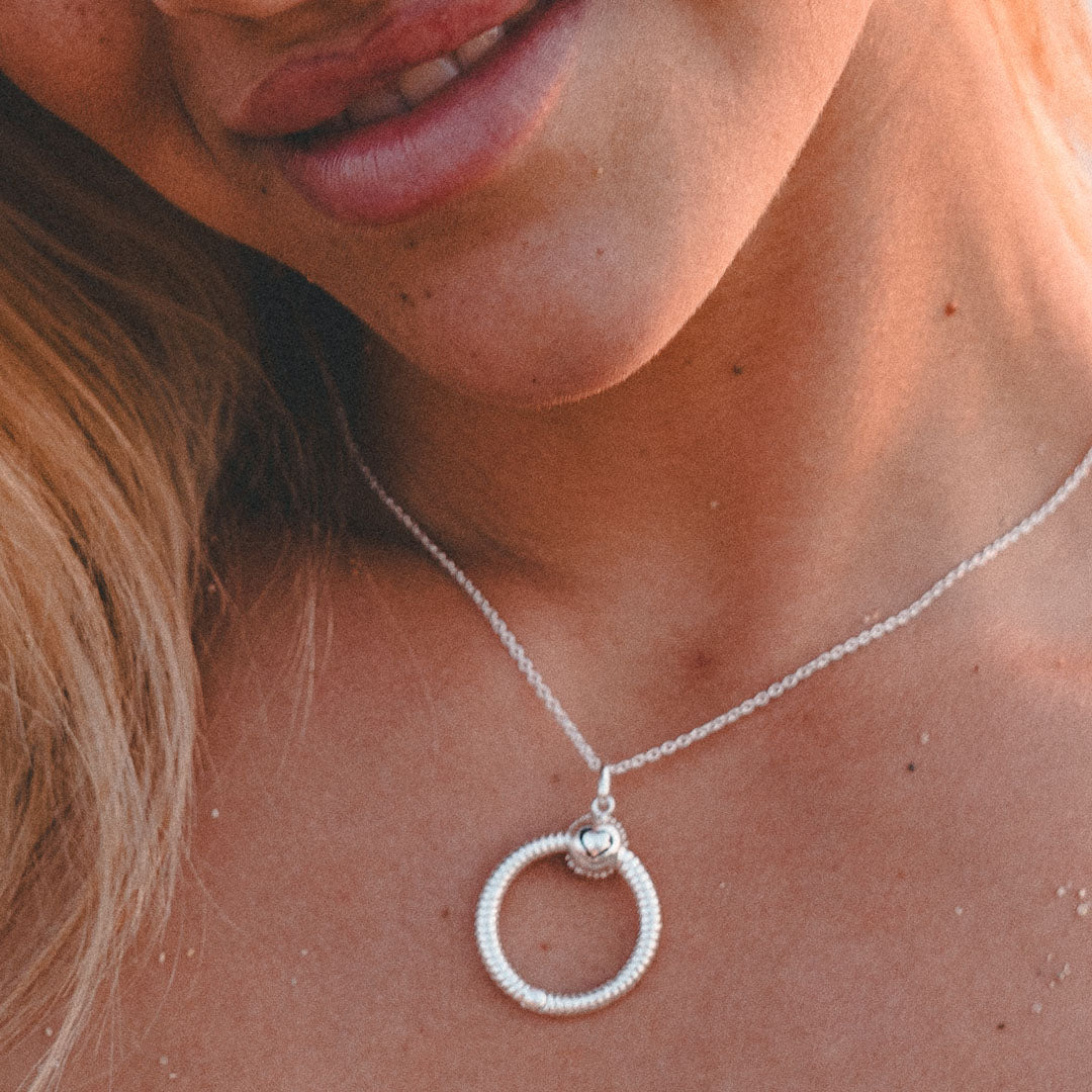 Collar con colgante con textura O Charm