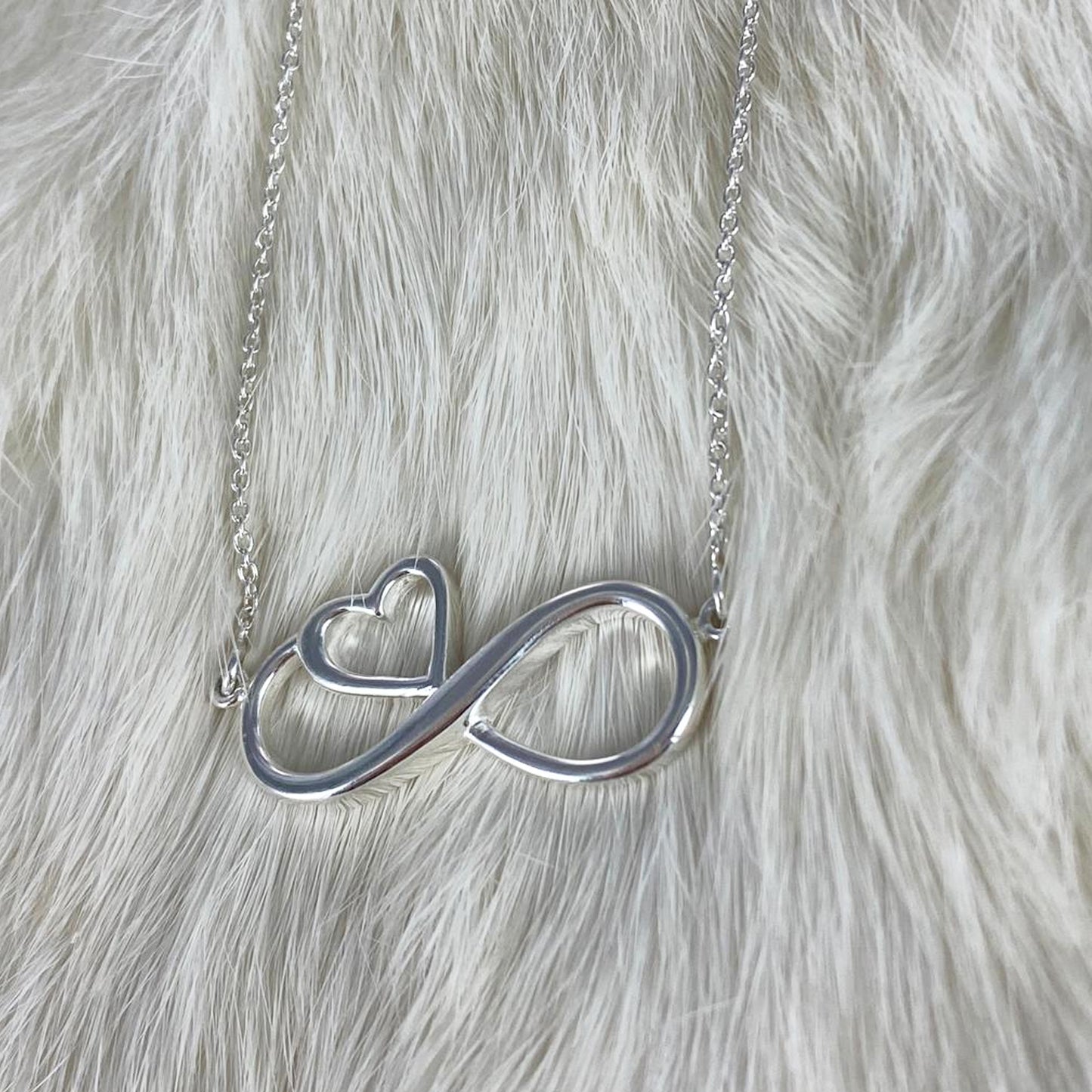 Collar de corazón infinito