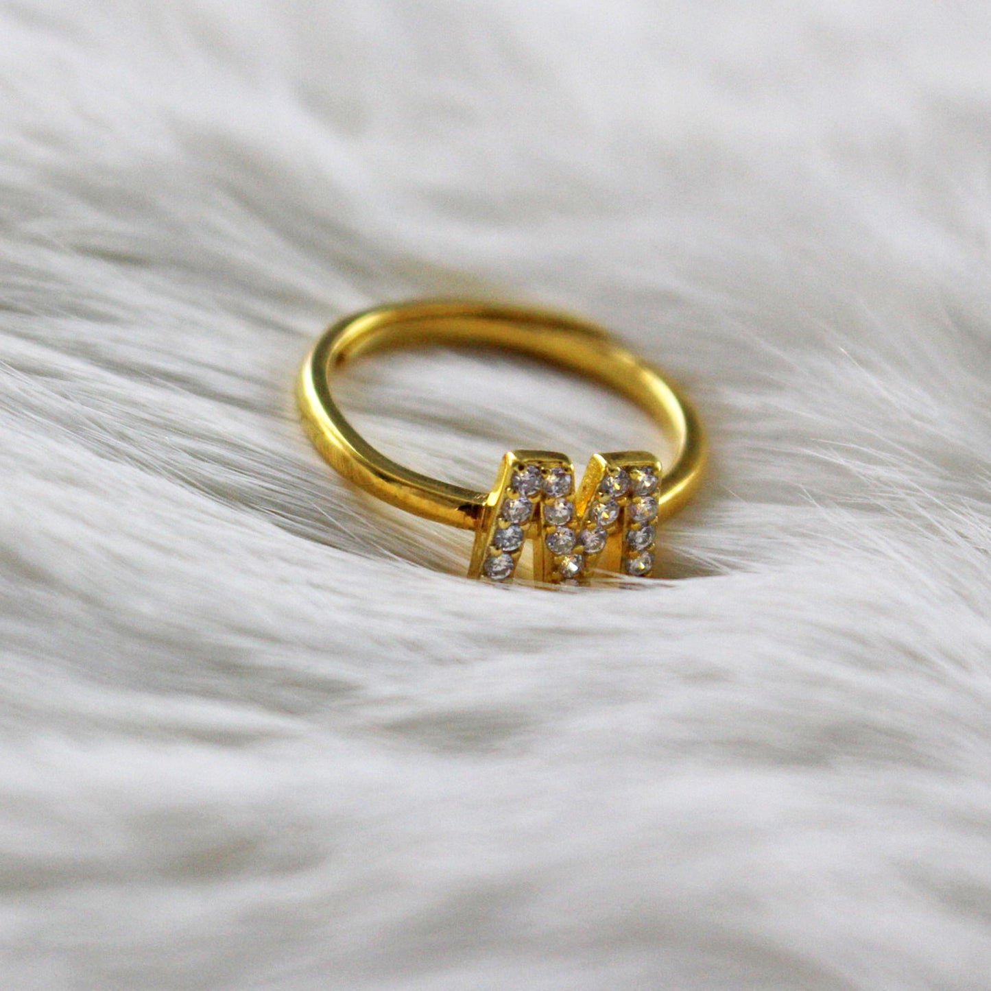 Sortija letra M baño en oro con circonitas blancas