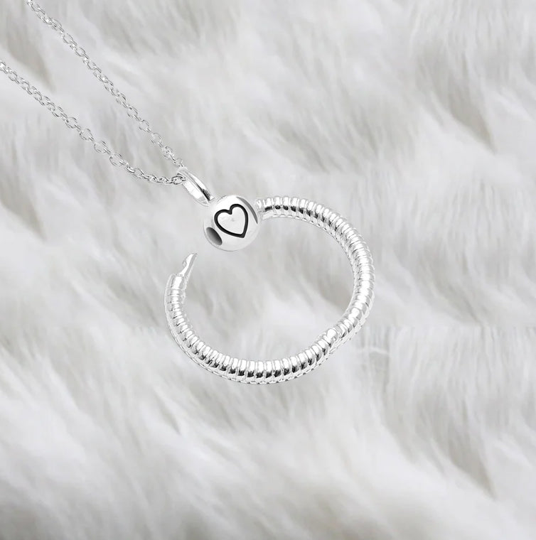 Collar con colgante y circonita