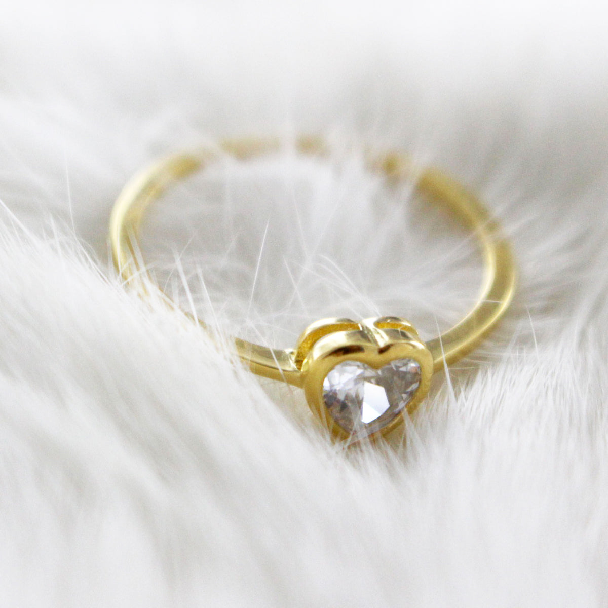 Anillo corazón con circonita baño en oro