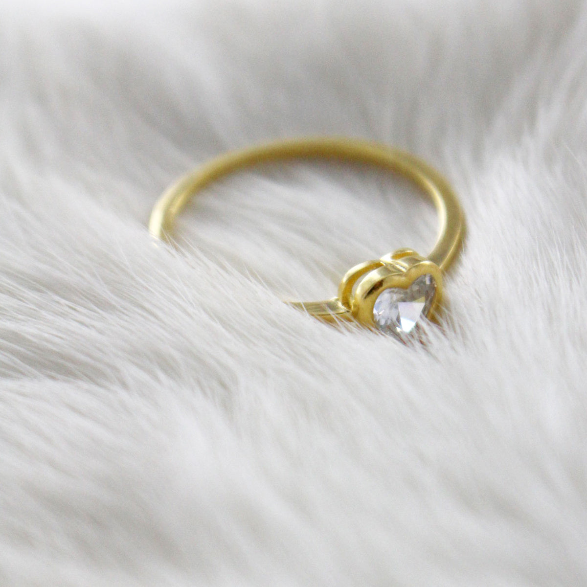 Anillo corazón con circonita baño en oro