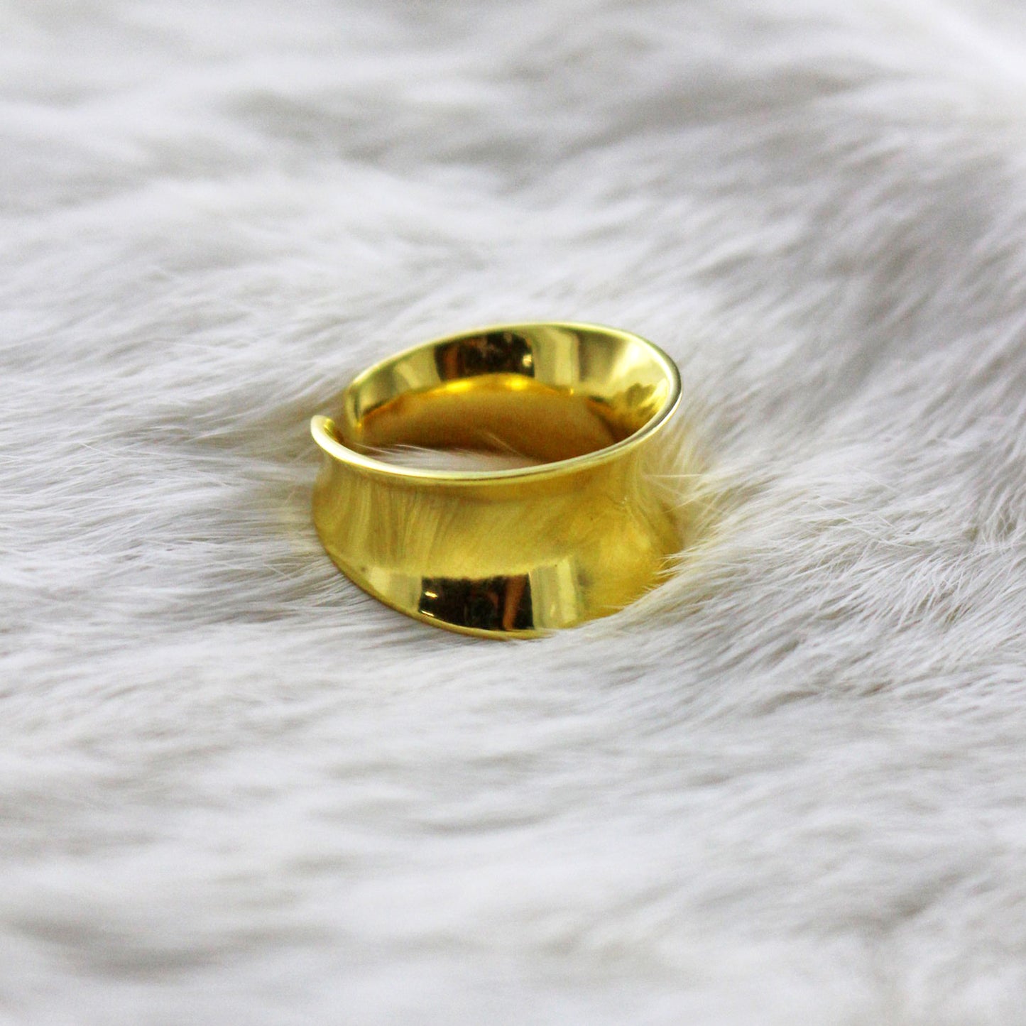 Sortija ancha ajustable baño oro