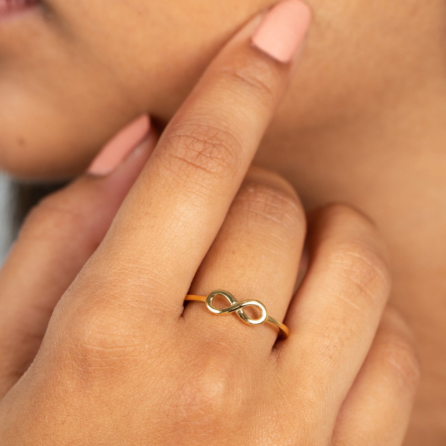 Sortija Infinito Bañada en Oro Plata 925 – Joyas 24/7 | Minimalismo con Carácter