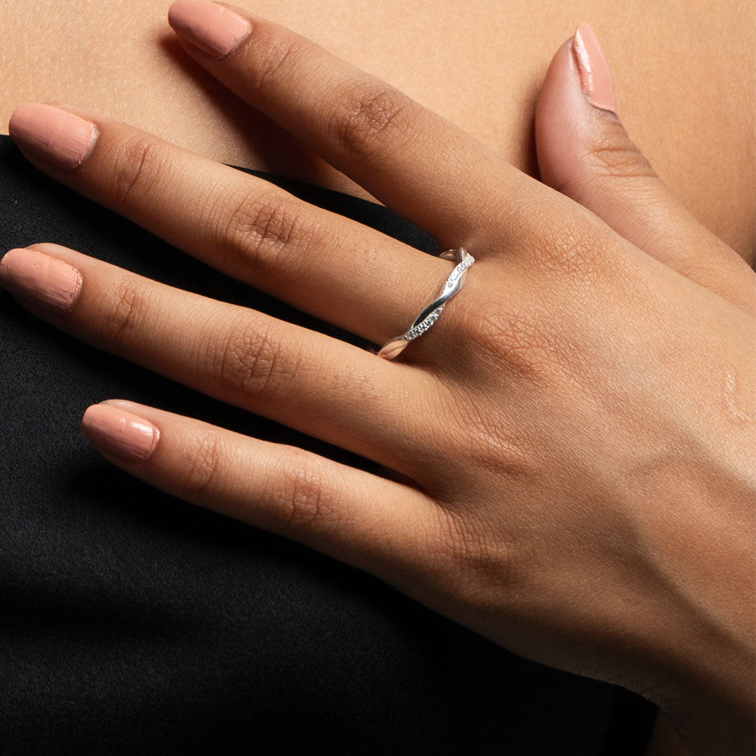 Anillo Trenzado de Circonitas Plata 925 – Joyas 24/7 | Minimalismo con Carácter