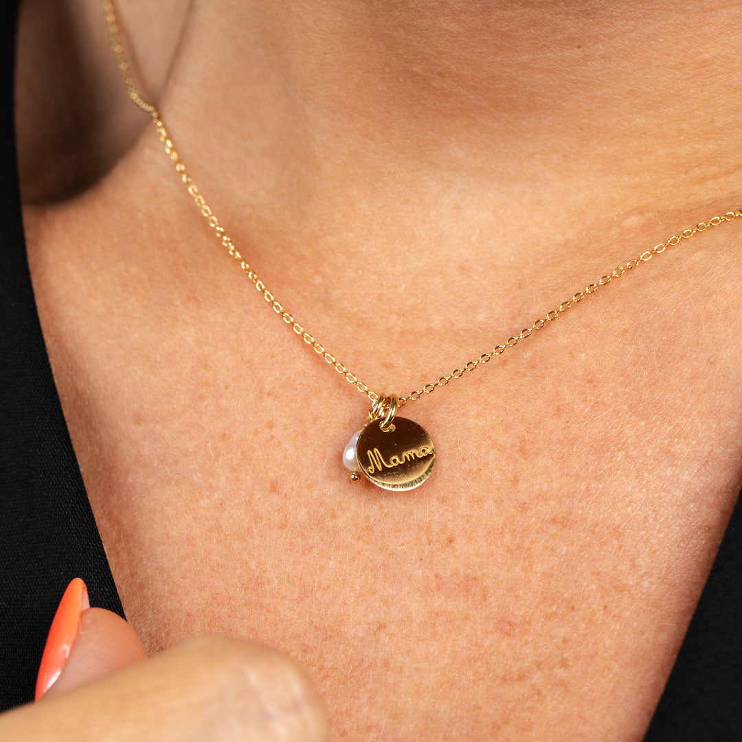 Collar Dije “Mamá” y Perla Barroca Baño Oro – Joyas 24/7 | Plata 925
