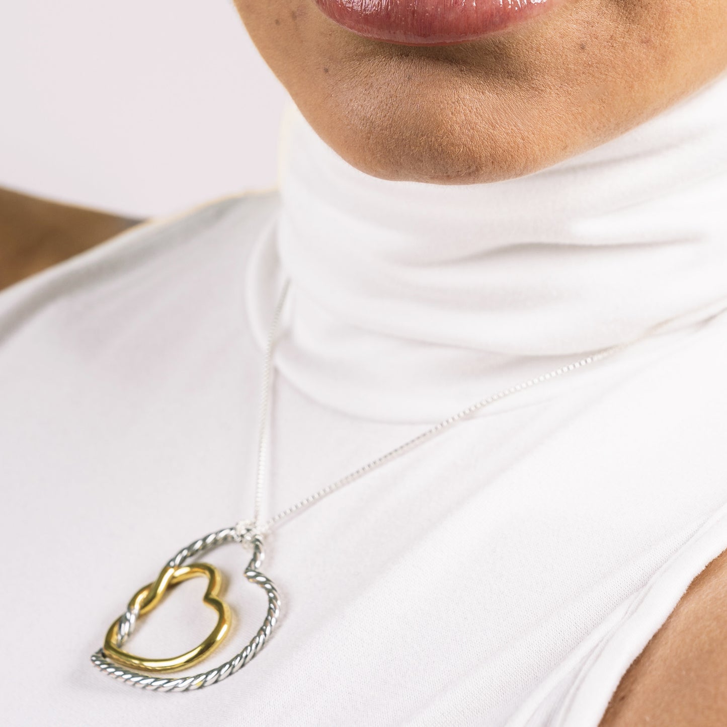 Collar Doble Corazón Plata y Oro – Joyas 24/7 | Minimalismo con Carácter