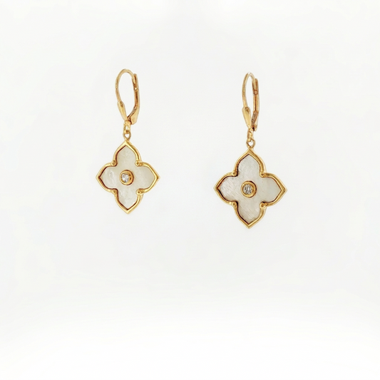 Pendientes de Plata con Baño de Oro – Diseño Trébol Nácar y Circonita