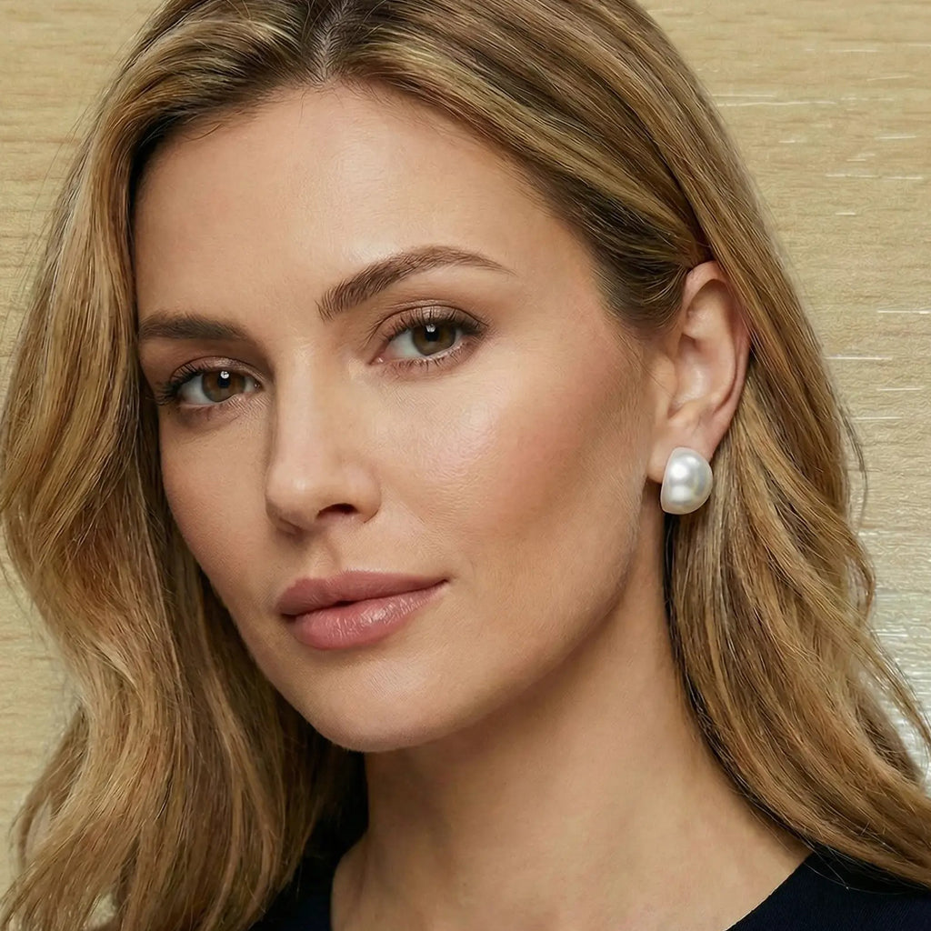 Pendientes Media Perla Nacarada 16mm – Joyas 24/7 | Elegancia atemporal