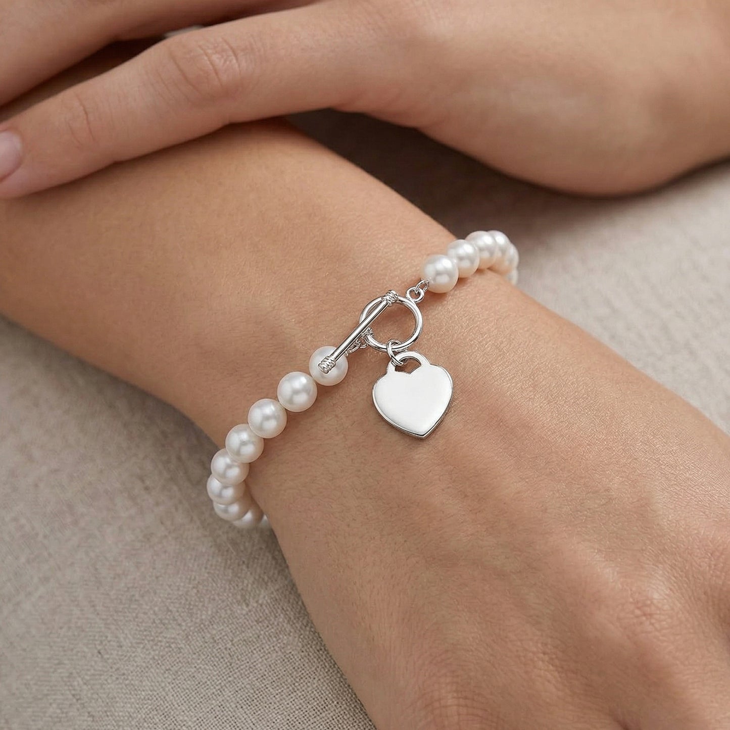 Pulsera de Perlas con Detalle Corazón – Joyas 24/7 | Minimalismo con Carácter