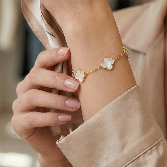 Pulsera Trébol Nácar Dorado – Joyas 24/7 | Minimalismo con Carácter