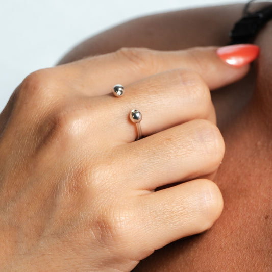 Anillos de dedo con círculo abierto y cuentas de bola