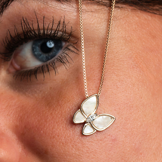 Collar con colgante de mariposa