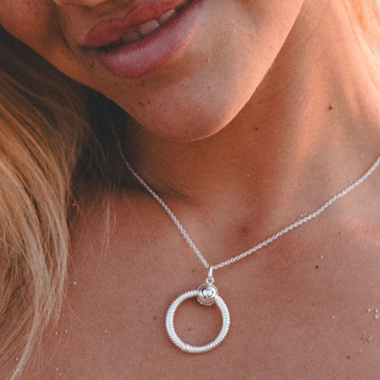 Collar con colgante con textura O Charm