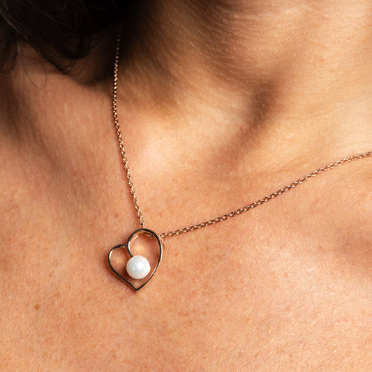 Collar con colgante de cadena con corazón y perla