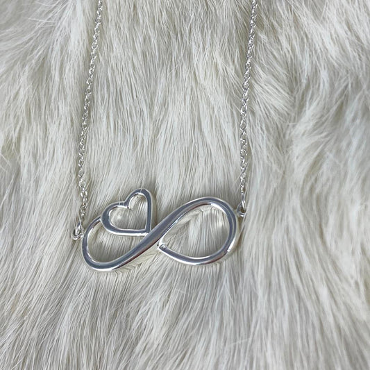 Collar de corazón infinito