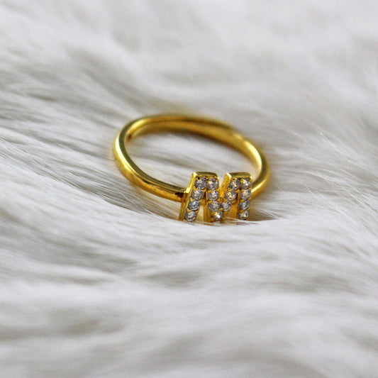 Sortija de Plata de Ley y chapada en oro con circonitas blancas y letra personalizable