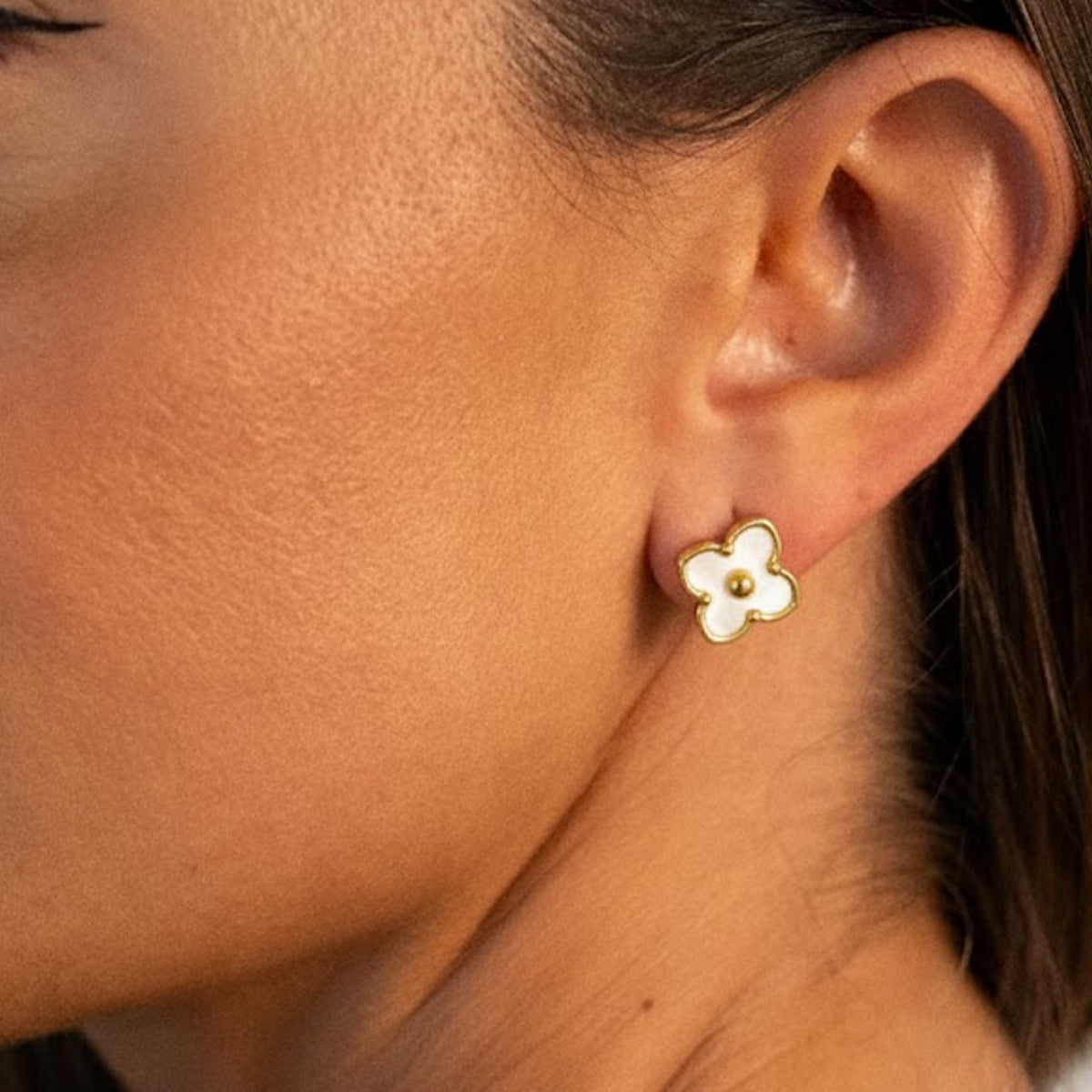 Pendientes de flor de trébol pequeños baño oro