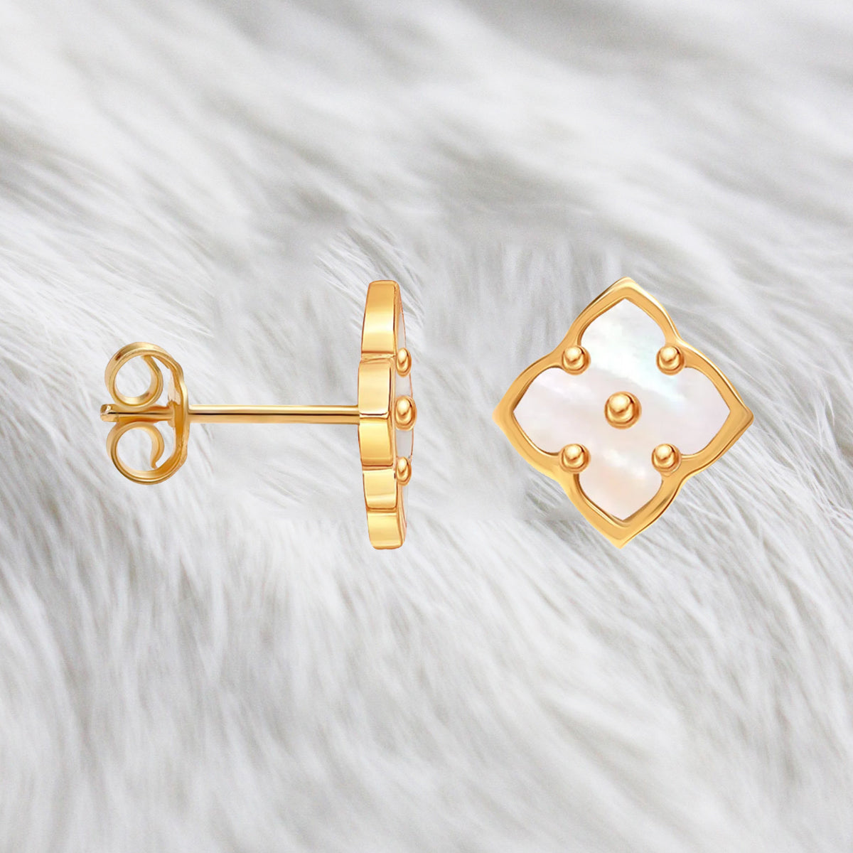 Pendientes de flor de trébol pequeños baño oro