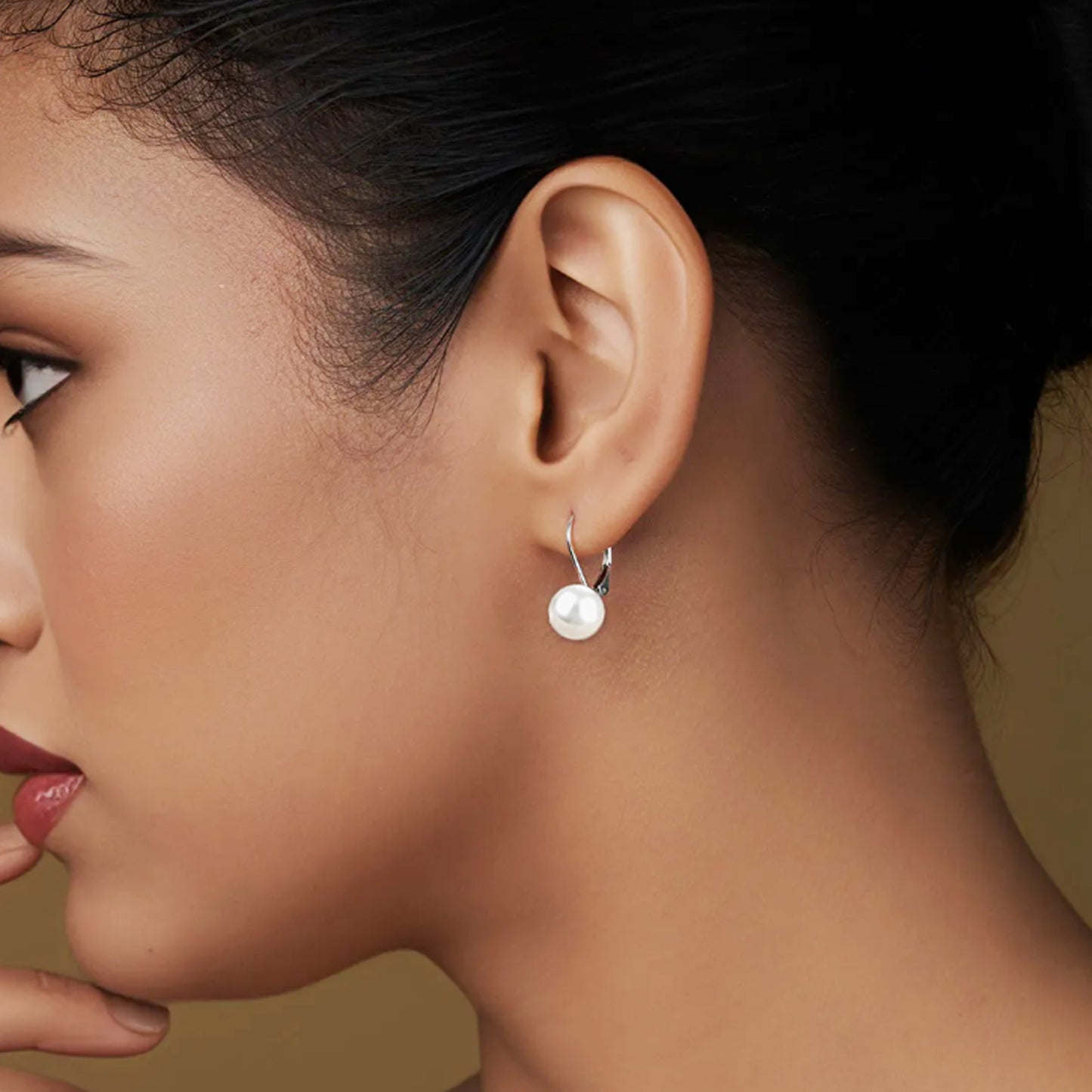 Pendientes de perla blanca con cierre catalan