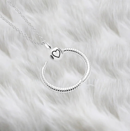 Collar con colgante con textura O Charm