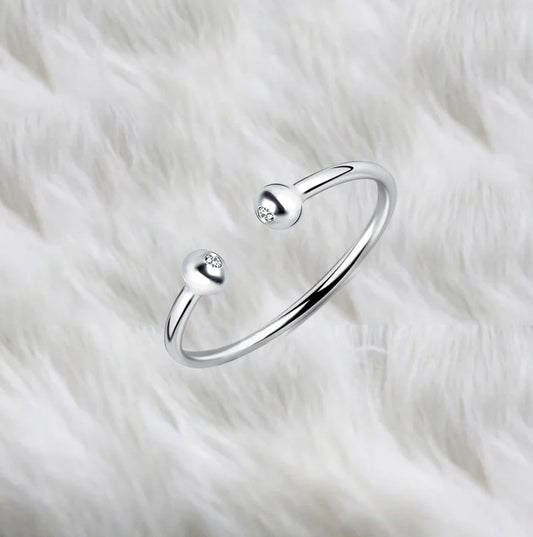 Anillo de dedo con círculo abierto y cuentas de bola